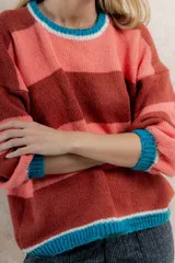 Sweater de mohair a rayas horizontales color ladrillo y celeste, con cuello redondo y mangas largas abullonadas con puño.