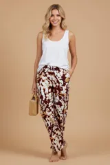 Pantalón de lanilla suavizada con estampado abstracto en tonos blanco, marrón y dorado. Diseño amplio con bolsillos y cintura elastizada.