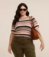 Blusa de punto ligero con cuello redondo, mangas cortas y rayas horizontales en negro, beige y blanco.