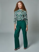 Pantalón de vestir verde inglés, de corte recto y tiro alto, confeccionado en lino.