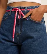 Short mom jeans de tiro alto con cordón de ajuste en la cintura, bolsillos delanteros y traseros.