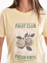 Remera blanca de algodón con estampado de limones y texto en azul.