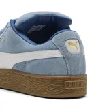 Championes Puma Suede XL celestes con franja lateral blanca y suela marrón.