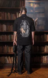 Remera negra de manga corta con cuello redondo y calce oversize. Estampa en sublimación con diseño de la carta del tarot 'El Carro'.