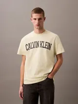 Remera amarilla de algodón con cuello redondo y logo Calvin Klein curve varsity estampado en el pecho.