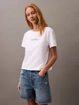 Remera blanca de Calvin Klein con logo bordado en el frente. De corte slim y mangas cortas.