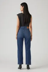 Pantalón de jean azul de corte recto, tiro alto y largo al tobillo.