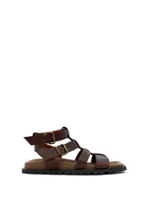 Sandalias de cuero color marrón chocolate, con múltiples tiras horizontales y ajuste con hebillas.