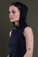 Musculosa negra con capucha y corte sin mangas.