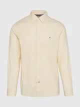 Camisa de corte regular, con microestampado de puntos en popelín de algodón, con cuello con botones y puños redondeados.