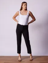 Pantalón de vestir corte recto, largo al tobillo, color blanco. Pretina con broche interno y cierre. Delantera con bolsillos.