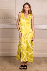 Vestido largo sin mangas con estampado batik en tonos celeste y gris, escote en V y aberturas laterales.