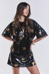 Remerón vestido negro con lentejuelas y estampado de estrellas doradas.