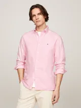Camisa Tommy Hilfiger de algodón Oxford color rosa, de corte regular, con cuello abotonado, mangas largas con puños abotonados y logo bordado en el pecho.