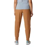 Pantalón jogger color marrón, con cintura elástica, bolsillos laterales y puños elásticos.