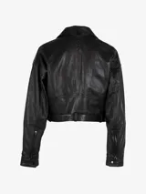 Chaqueta corta de cuero negra con diseño oversized y cinturón ajustable.