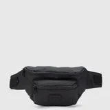 Riñonera negra de poliéster con tres compartimentos exteriores con cierre y un compartimento interior con cierre. Tiene correa ajustable con hebilla y es resistente al agua.