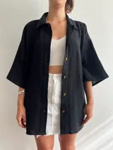 Sobrecamisa unisex de muselina color negro, con botones frontales y corte relajado.