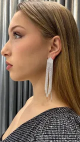 Aros largos plateados con forma de lágrima y flecos de cristales colgantes.