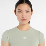 Remera deportiva New Balance modelo Harmony Fitted, color verde claro, de corte ajustado y largo crop. Presenta mangas cortas, cuello redondo y logo de la marca en el pecho.