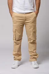 Pantalón cargo color marrón claro de gabardina, corte recto y tiro medio, con bolsillos laterales con solapa y bolsillos traseros.