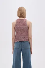 Musculosa de tejido crochet color beige con cuello redondo y sisas con terminación acanalada.