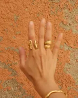 Anillo dorado con diseño de serpiente enroscada.