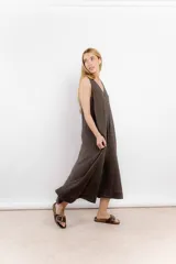 Vestido marrón de lino, corte midi, con escote en V y sin mangas.