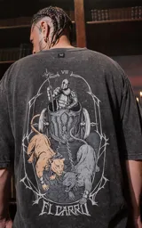 Remera gris de algodón con estampa del arcano mayor "El Carro" del tarot.