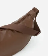Bandolera marrón de poliuretano con correa ajustable.