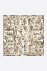 Pañuelo cuadrado de la marca Bimba y Lola con estampado de piel de serpiente en tonos beige, marrón y blanco. Confeccionado en poliéster reciclado, presenta un diseño moderno y versátil.