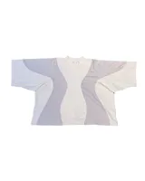 Remera oversize de jersey de algodón grueso, color hueso con paneles laterales curvos en color blanco.