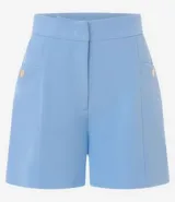 Short de sastre color marrón, de cintura alta, con bolsillos laterales decorados con tachuelas metalizadas y recortes delanteros.