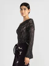 Top dorado de tejido de punto calado, con un solo hombro y una manga larga.