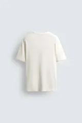 Camiseta de hombre de manga corta, color blanco con rayas horizontales azul marino. Confeccionada en tejido con estructura waffle y corte relaxed fit.