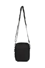 Morral bandolera negro de poliéster con correa ajustable, cierre superior y bolsillo frontal con red elástica.