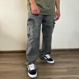 Pantalón jean celeste de corte cargo oversize con bolsillos laterales.