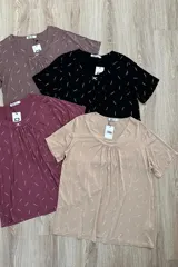 Blusa color rosado con estampado de hojas blancas, cuello redondo con detalle de pinzas y mangas cortas.