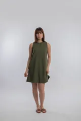 Vestido corto verde oliva, de corte recto y sin mangas.