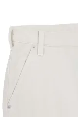Pantalón cargo beige de corte recto confeccionado en 100% algodón, con múltiples bolsillos delanteros, laterales y traseros.