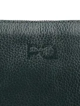 Cartera bandolera de cuero plateado con correa regulable, diseño atemporal y logo grabado.