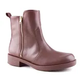 Bota corta de cuero color marrón con cierre lateral dorado.