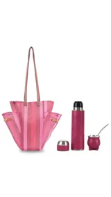 Kit matero compuesto por una matera tejida a rayas, un termo de acero inoxidable forrado en símil cuero de 1 litro de capacidad, y un mate de cerámica chico con boquilla de metal.