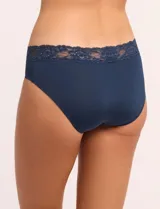 Panty corte hipster color azul marino, confeccionada en microfibra ultrasuave con aplique de encaje floral en la parte superior y refuerzo 100% algodón.