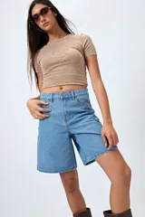 Remera color beige con cuello redondo y mangas cortas. Presenta un estampado con relieve de un corazón con un caballo en su interior y la frase "wild hearts can't be broken".