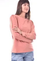 Remera de manga larga color marrón con detalle de frunce en los hombros.