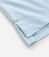 Remera deportiva de hombre, color amarillo mostaza, de manga corta y cuello redondo. Presenta un pequeño logo circular bordado en el pecho.