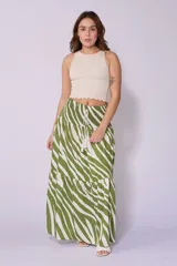 Falda larga con estampado de cebra en tonos verde y blanco, cintura elastizada tipo smock y cordón ajustable con terminación en borlas.