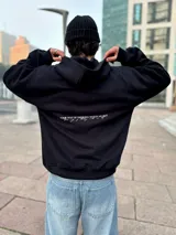 Hoodie negro de felpa con frisa gruesa, corte boxy, calce amplio y estampado en la espalda con la frase "YOUR WAY OF THINKING MAKES ME HOT".
