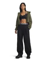 Pantalón negro de tejido técnico, corte ancho, con cintura elástica y pliegues frontales.